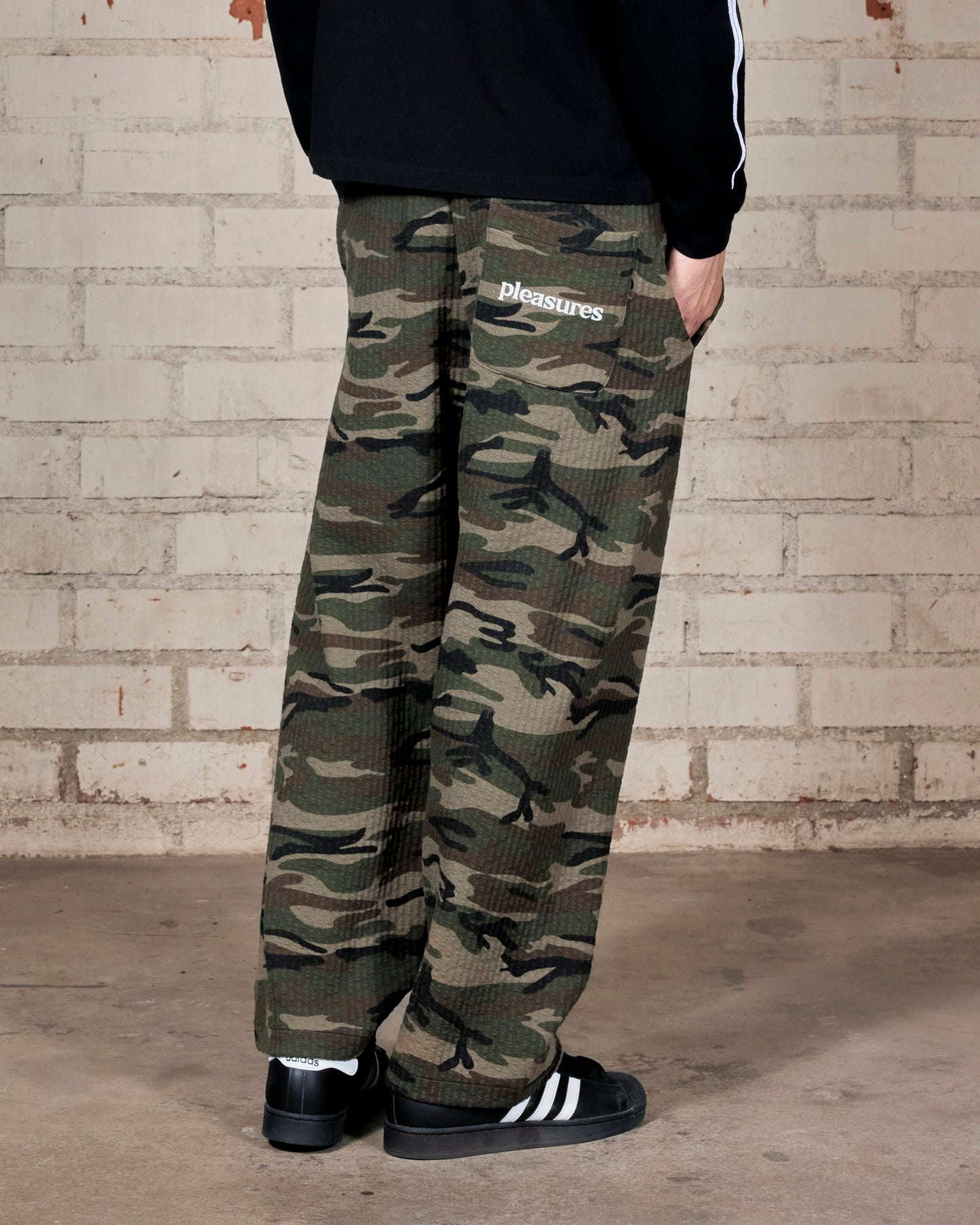 TEXTURED CAMO DESIRE SWEATPANTS